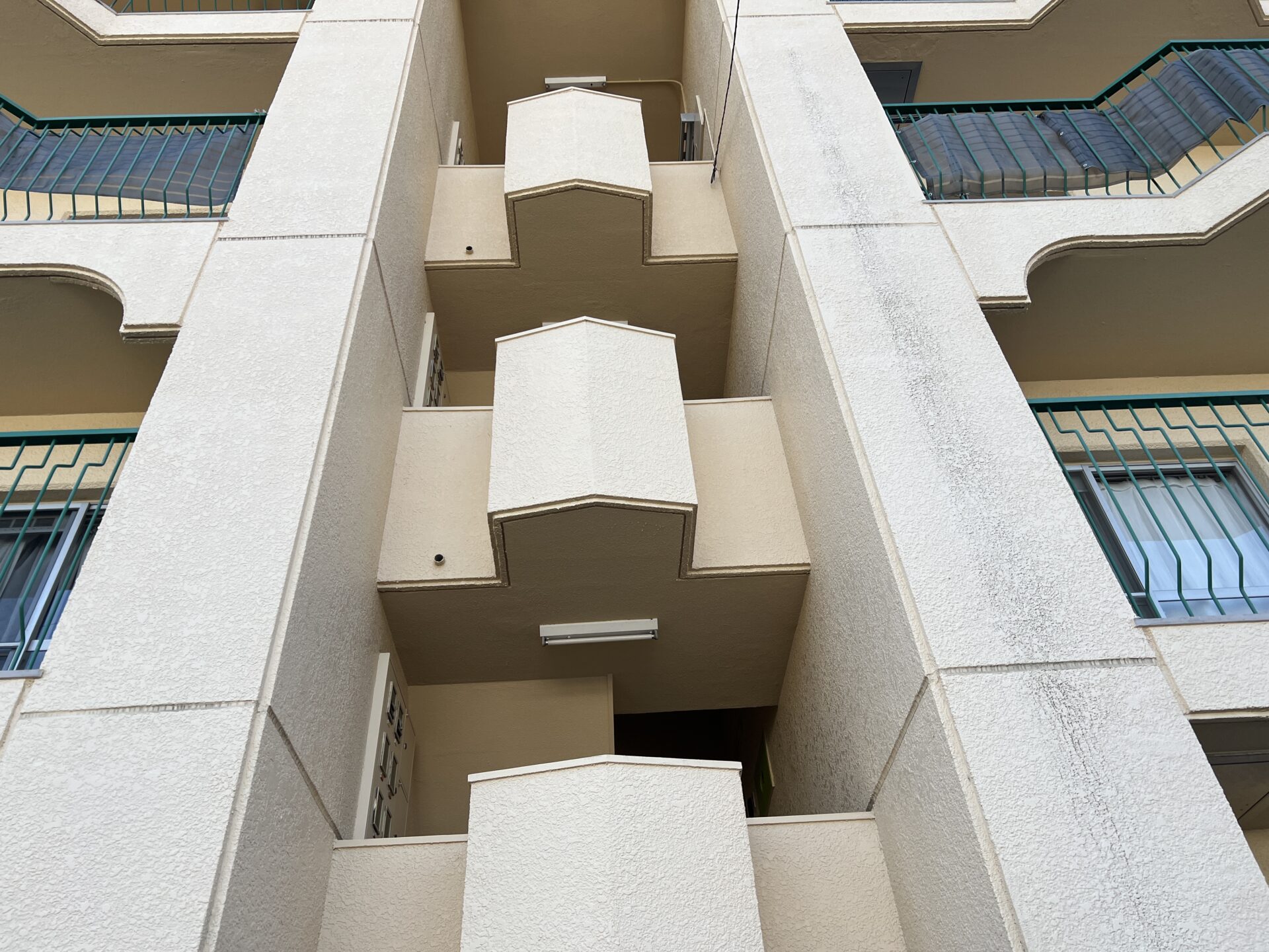 【マンション】共用部 階段天井 補修塗装工事