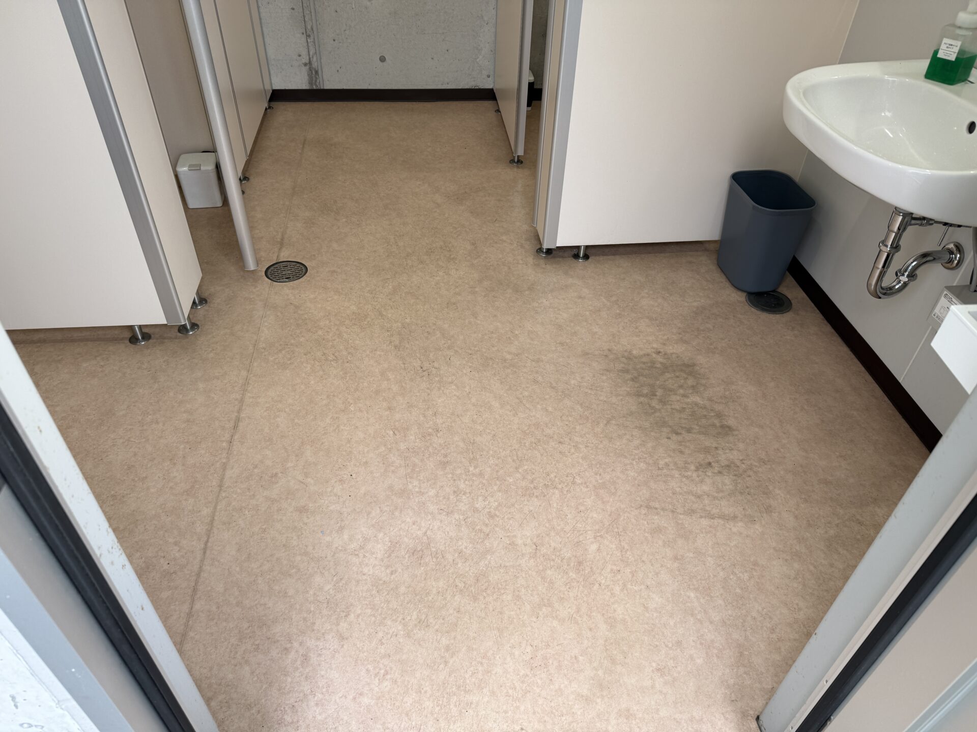 【トイレ】トイレ床 清掃作業