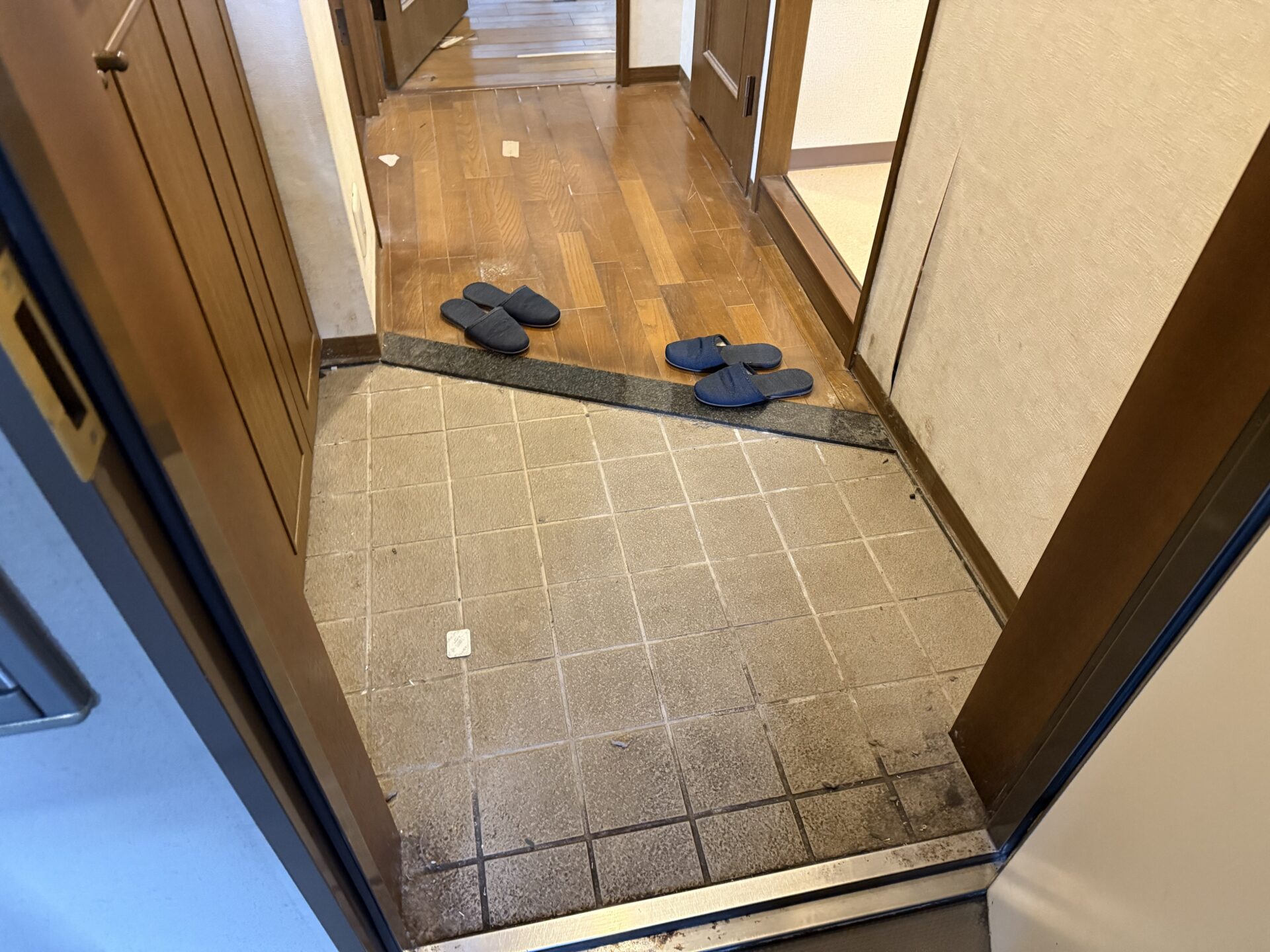 【マンション】退去修繕工事①（玄関・洗面所・トイレ）