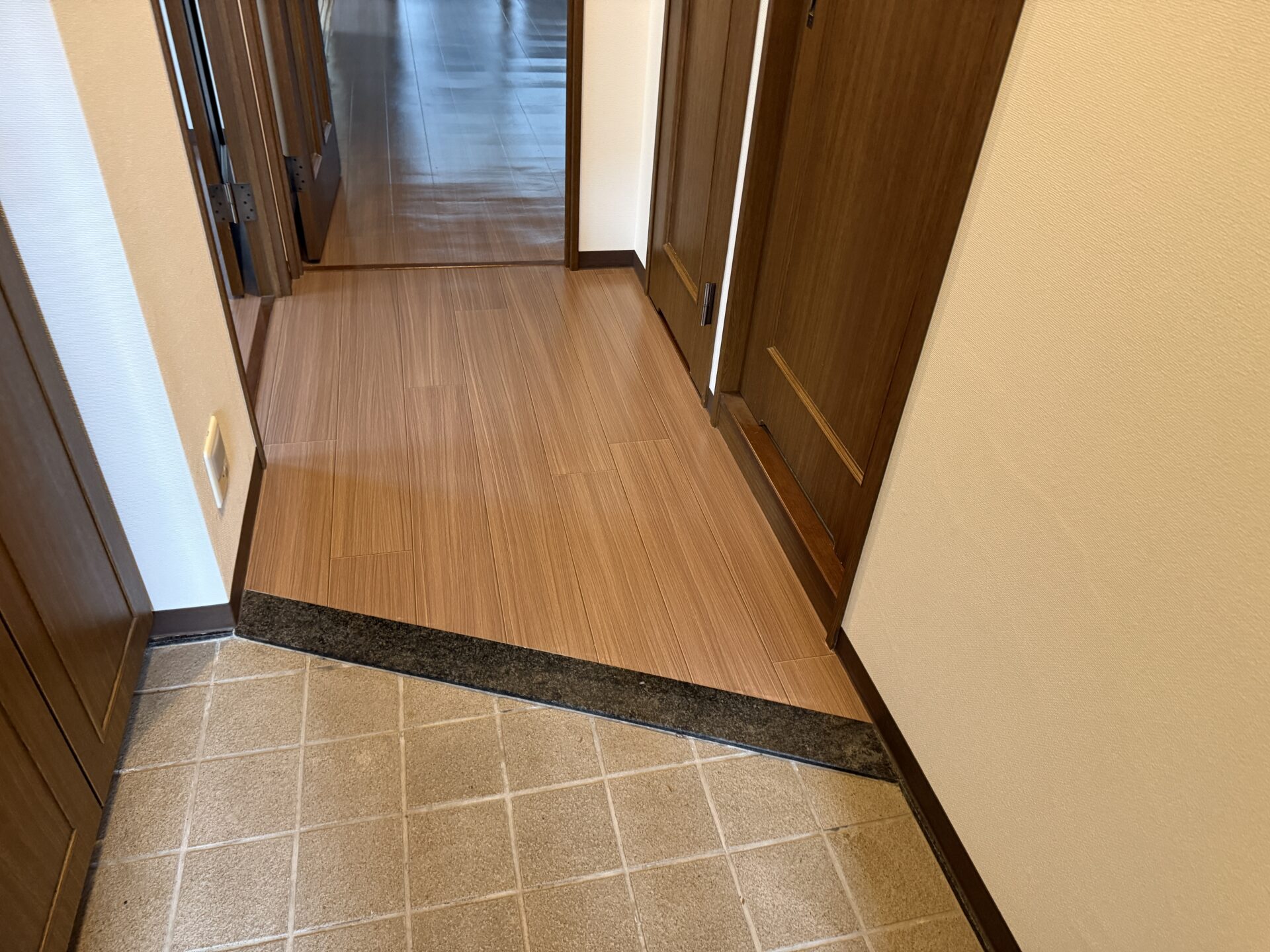 【マンション】退去修繕工事①（玄関・洗面所・トイレ）