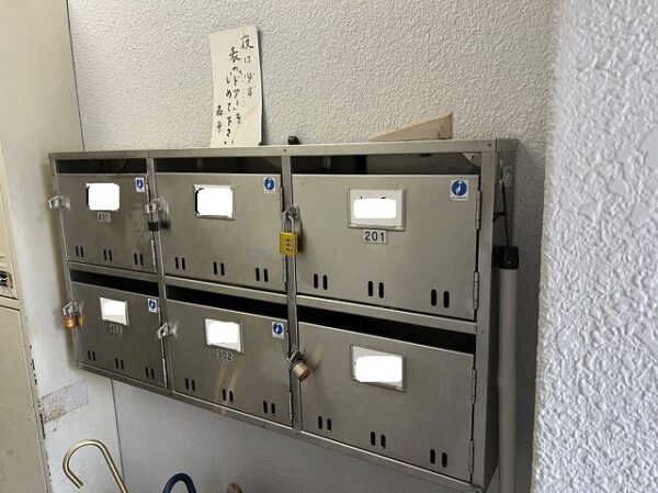 広島市で階段室内 改修工事をご検討の方へ、階段室内 改修工事事例を広島市に地域密着のクリーンハウス工業がご紹介します
