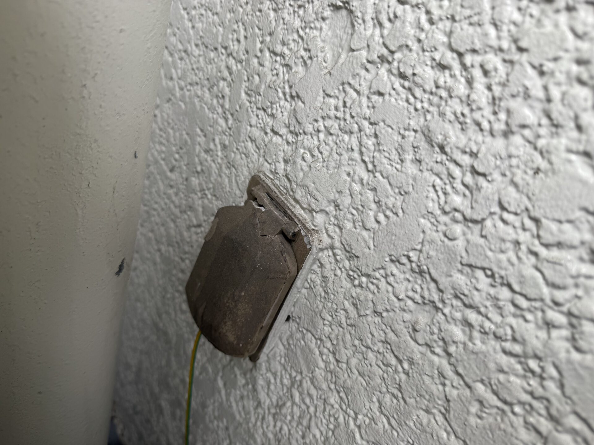 【アパート】防水コンセント交換工事