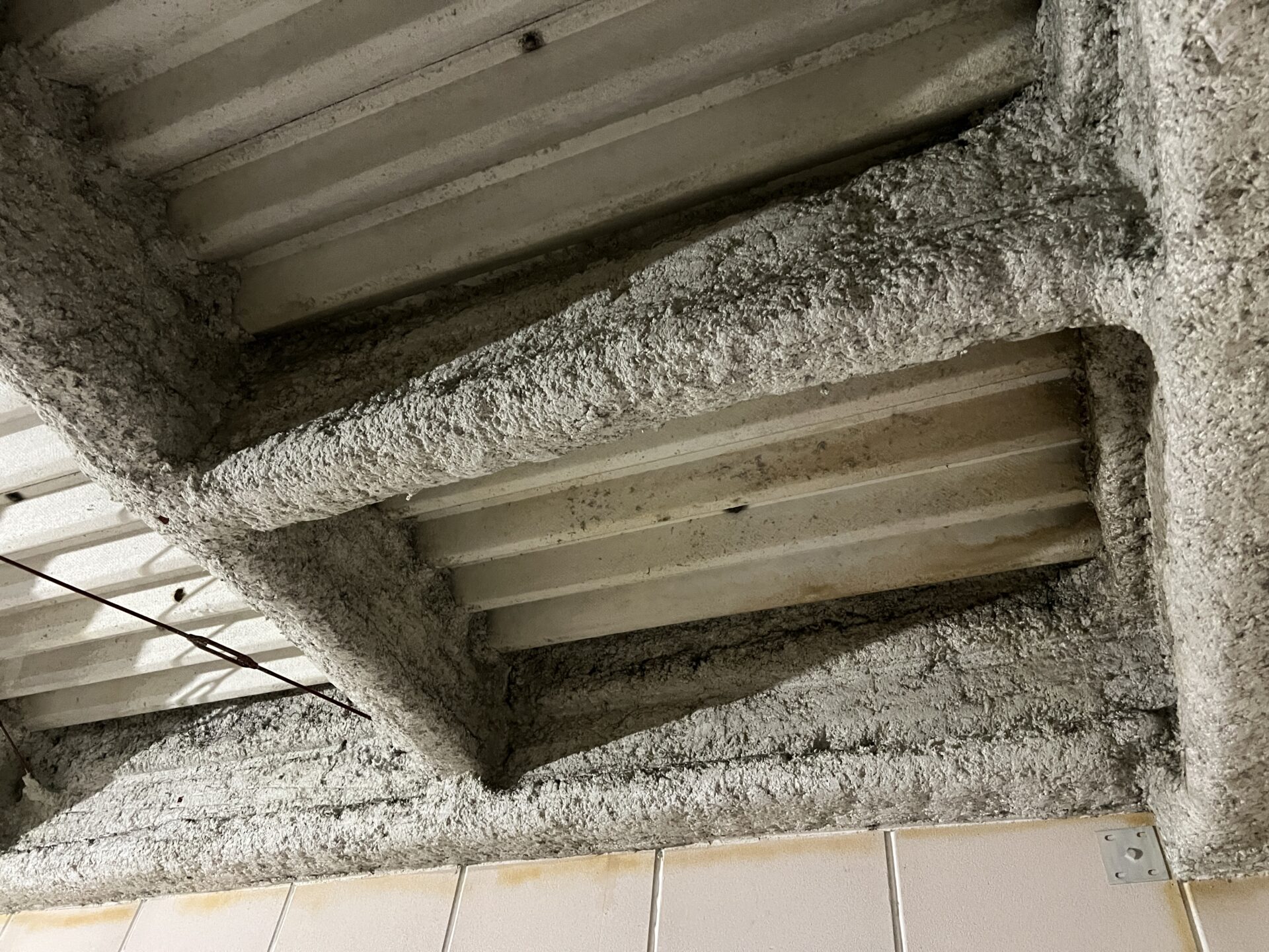 【駐車場】駐車場内 石綿固め作業