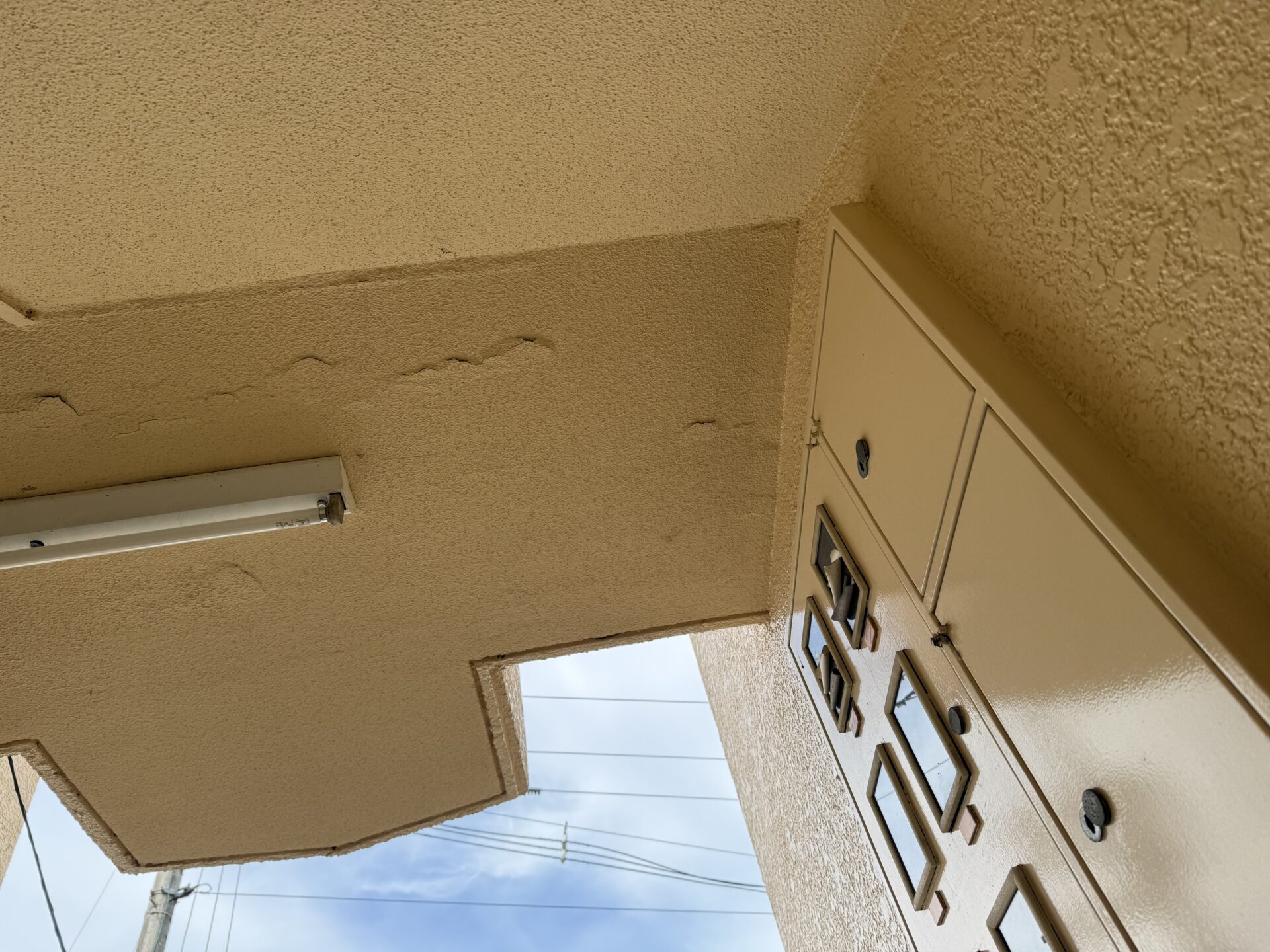 【マンション】共用部 階段天井 補修塗装工事