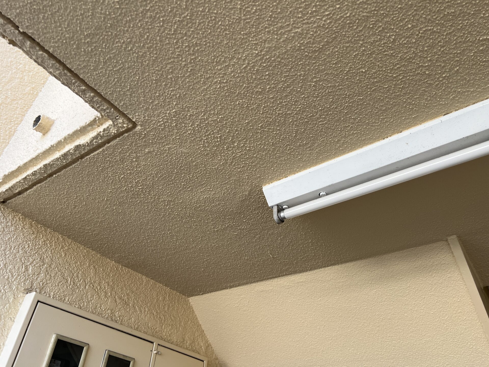 【マンション】共用部 階段天井 補修塗装工事