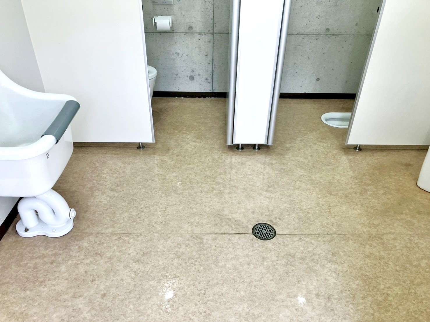 【トイレ】トイレ床 清掃作業