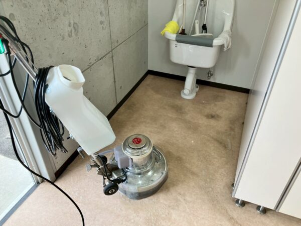 広島市でトイレ床洗浄工事をご検討の方へ、トイレ床洗浄工事事例を広島市に地域密着のクリーンハウス工業がご紹介します
