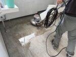 【トイレ】トイレ床 清掃作業