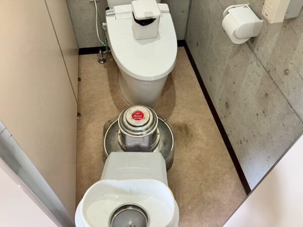 広島市でトイレ床洗浄工事をご検討の方へ、トイレ床洗浄工事事例を広島市に地域密着のクリーンハウス工業がご紹介します