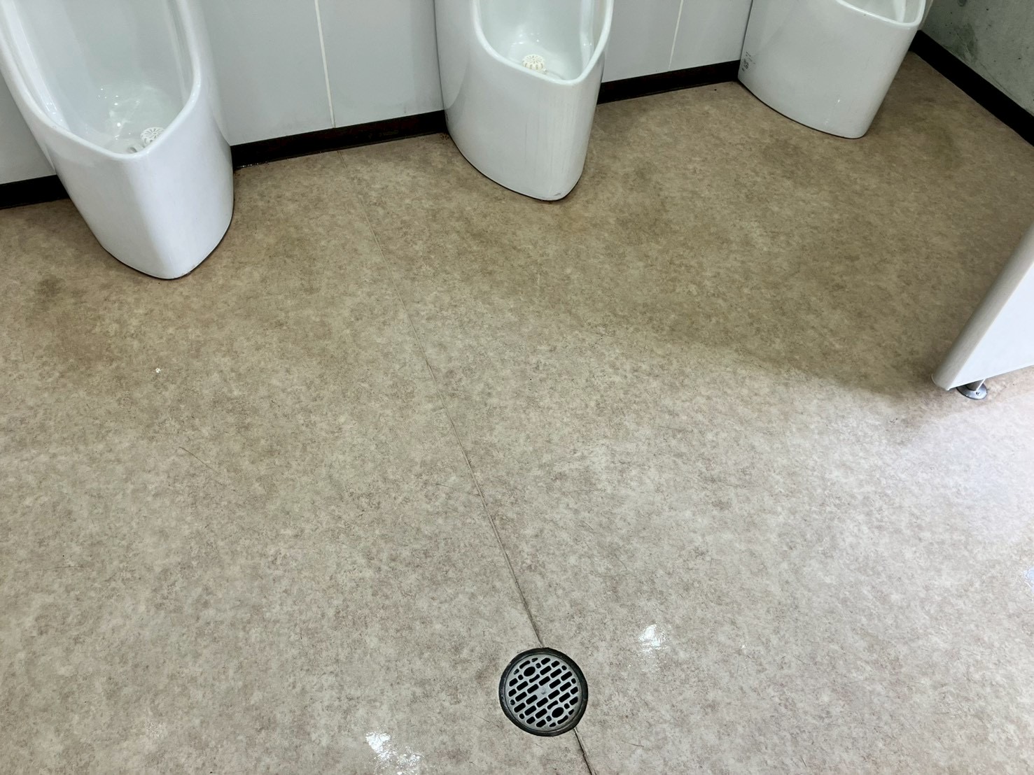 【トイレ】トイレ床 清掃作業