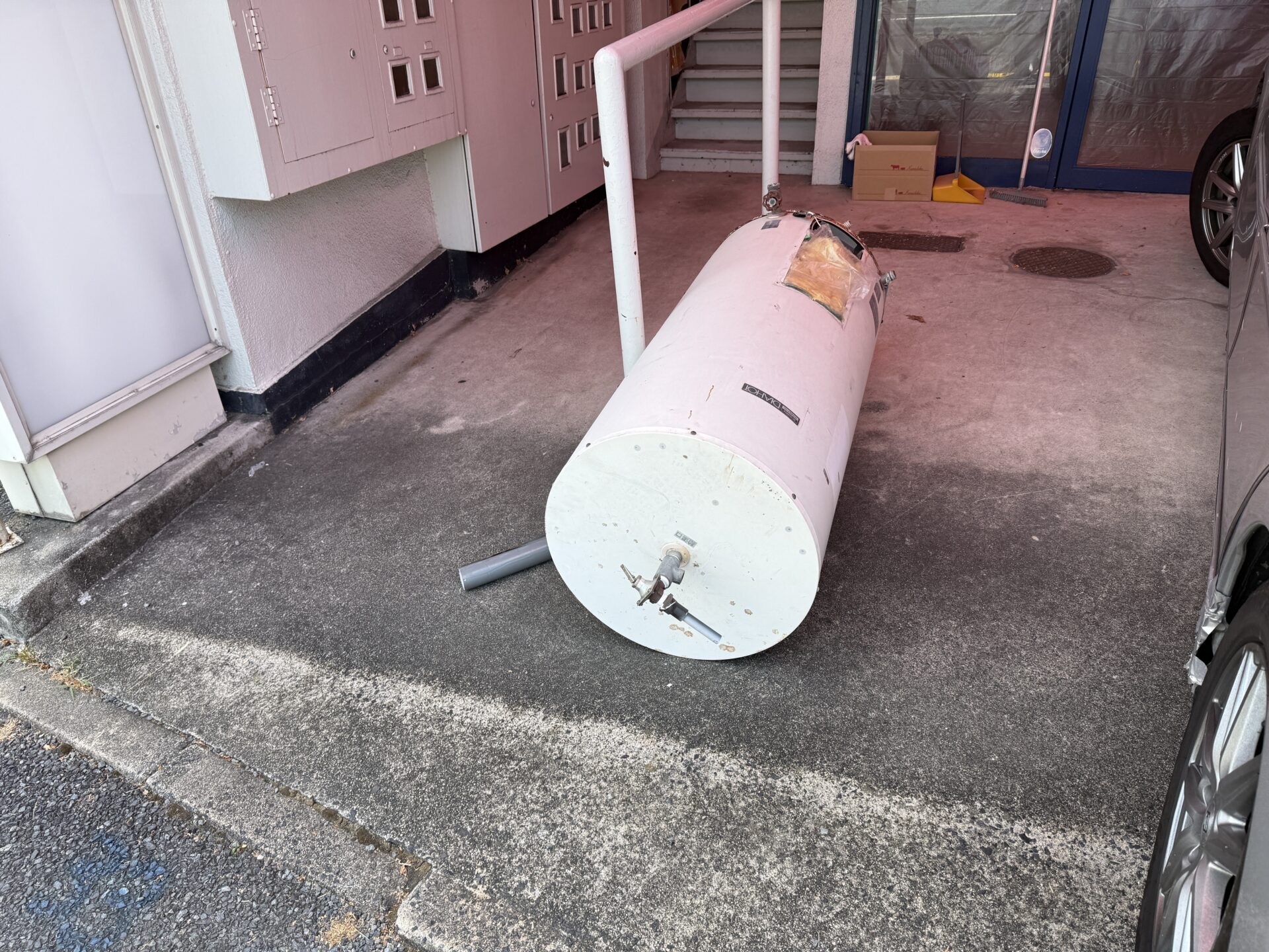 ガス給湯器取付工事 及 ベランダ防水工事