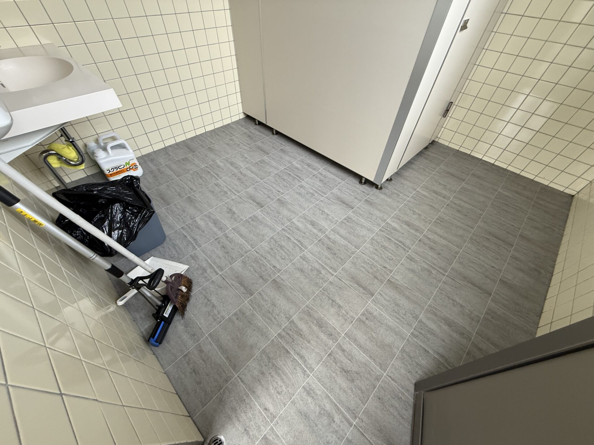 【トイレ】トイレ床 清掃作業