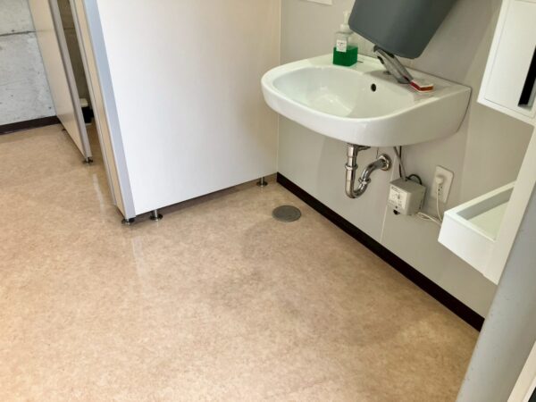 広島市でトイレ床洗浄工事をご検討の方へ、トイレ床洗浄工事事例を広島市に地域密着のクリーンハウス工業がご紹介します