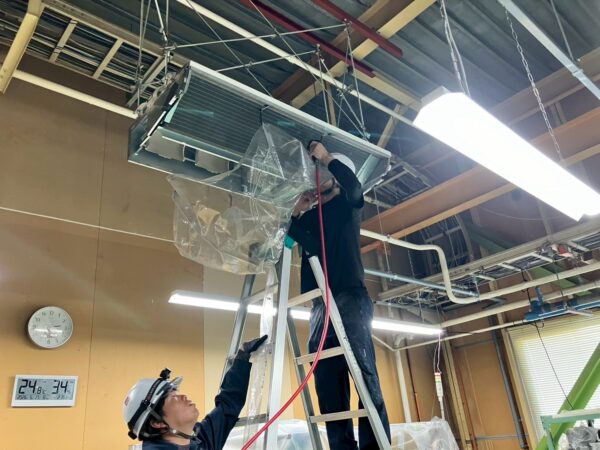 天吊りエアコン　エアコン　エアコン洗浄　エアコンクリーニング 広島市でエアコン洗浄をご検討の方へ、エアコン洗浄事例を広島市に地域密着のクリーンハウス工業がご紹介します