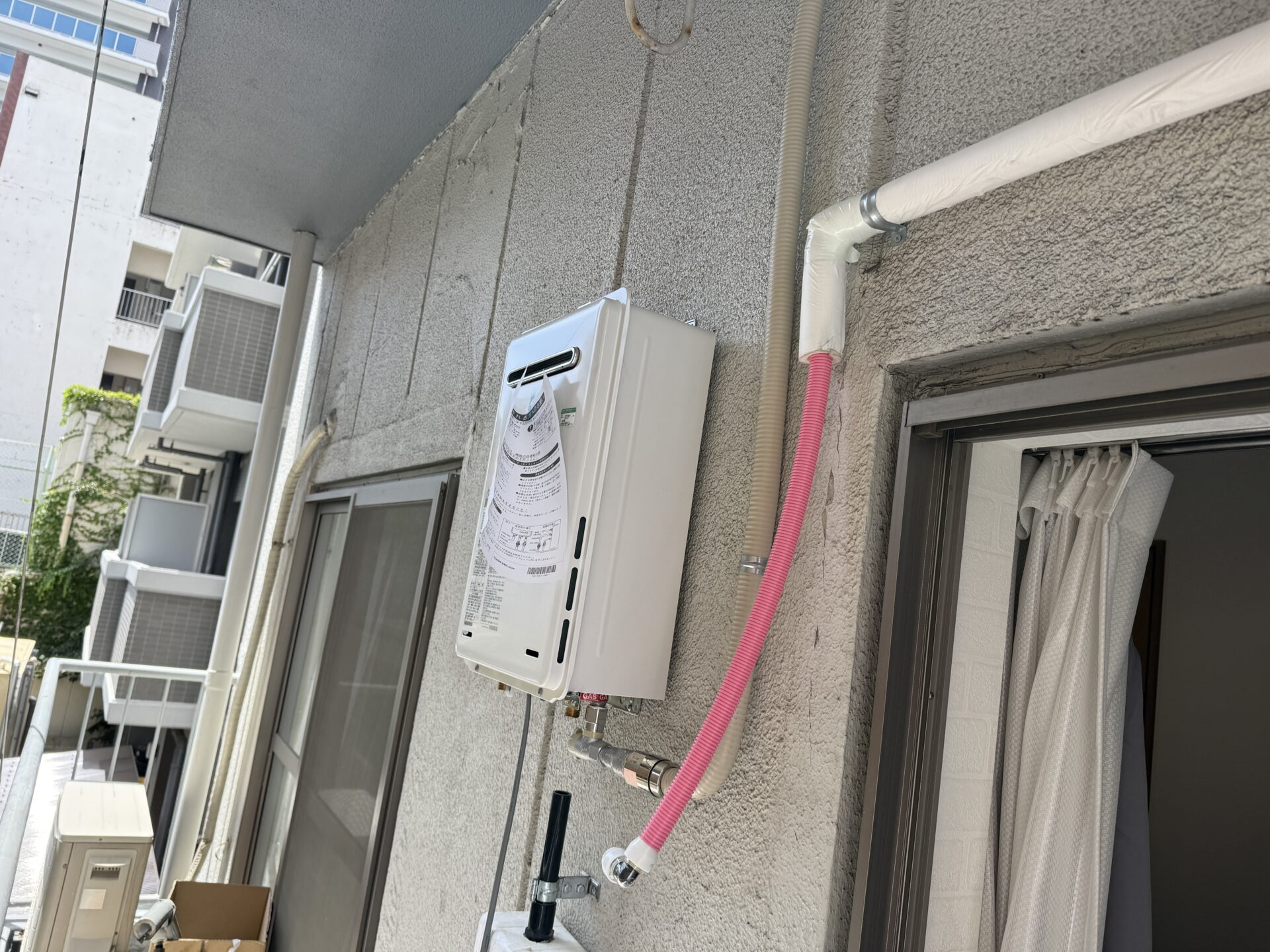 ガス給湯器取付工事 及 ベランダ防水工事