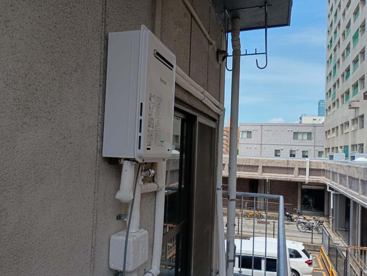 ガス給湯器取付工事 及 ベランダ防水工事