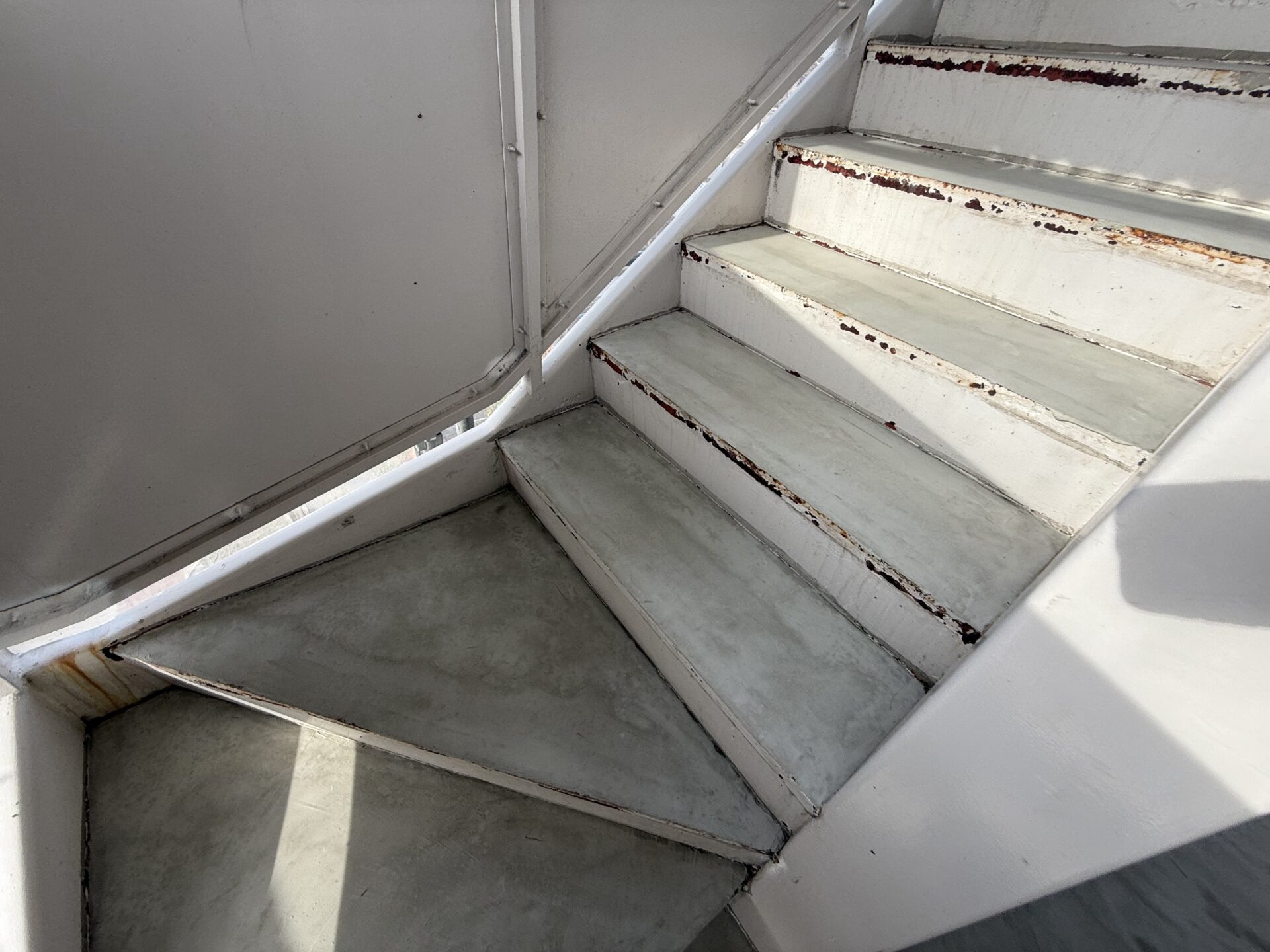 【外部階段】塗装改修工事 及  ベランダ手摺 塗装工事