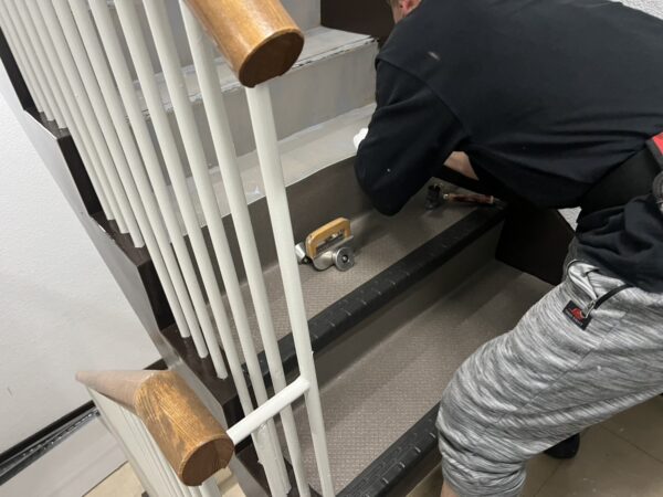 広島市で階段室内 改修工事をご検討の方へ、階段室内 改修工事事例を広島市に地域密着のクリーンハウス工業がご紹介します