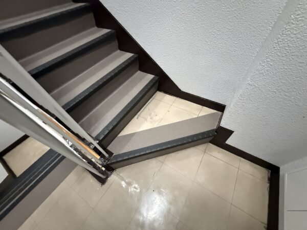 広島市で階段室内 改修工事をご検討の方へ、階段室内 改修工事事例を広島市に地域密着のクリーンハウス工業がご紹介します