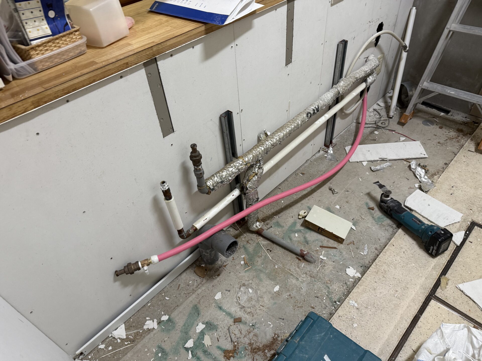 キッチン 及 トイレ　改修工事