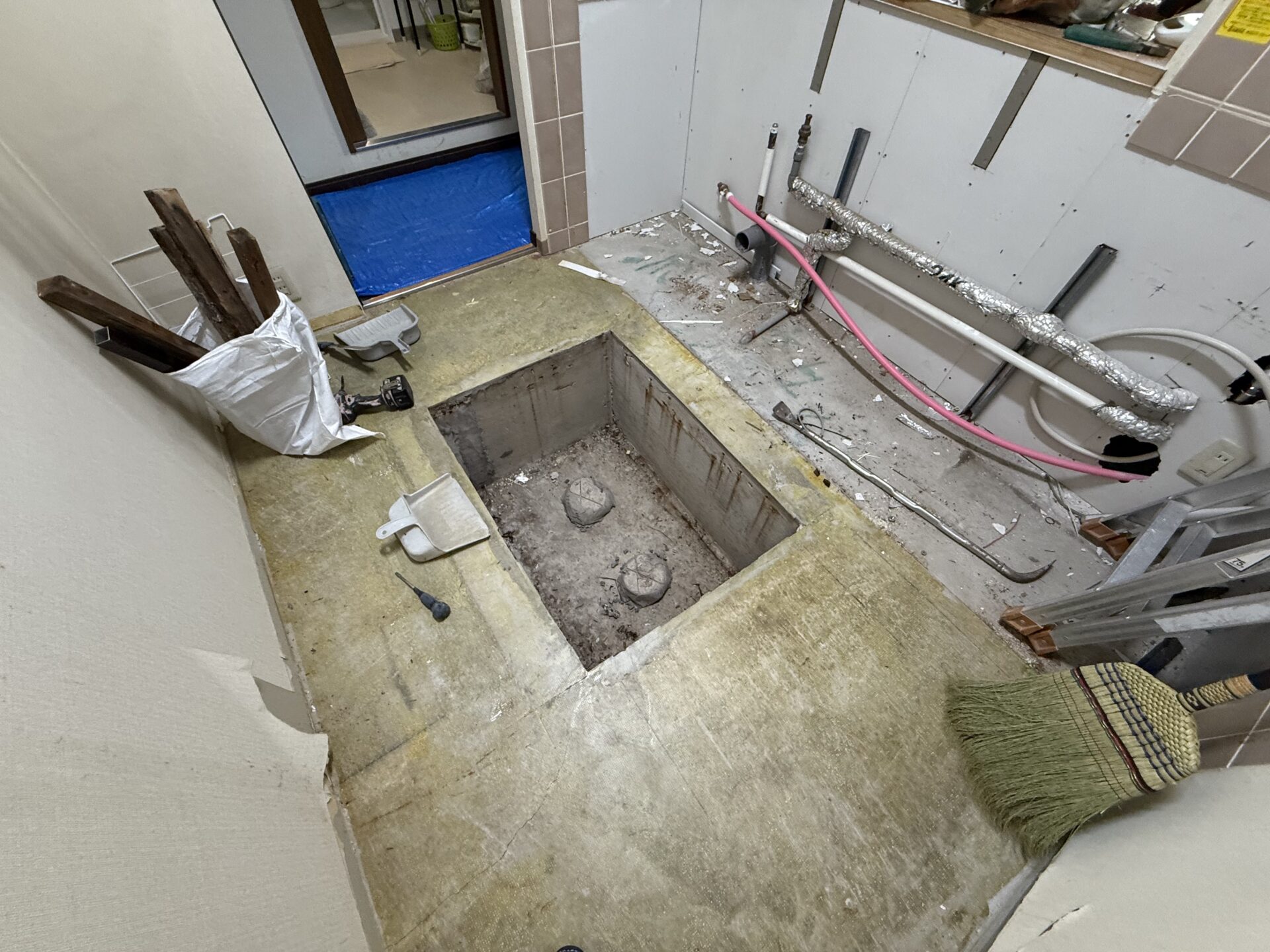 キッチン 及 トイレ　改修工事